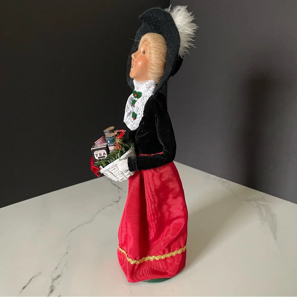 Holiday Shopper Woman with Big Hat - Crabtree & Evelyn Caroler - Byer's Choice